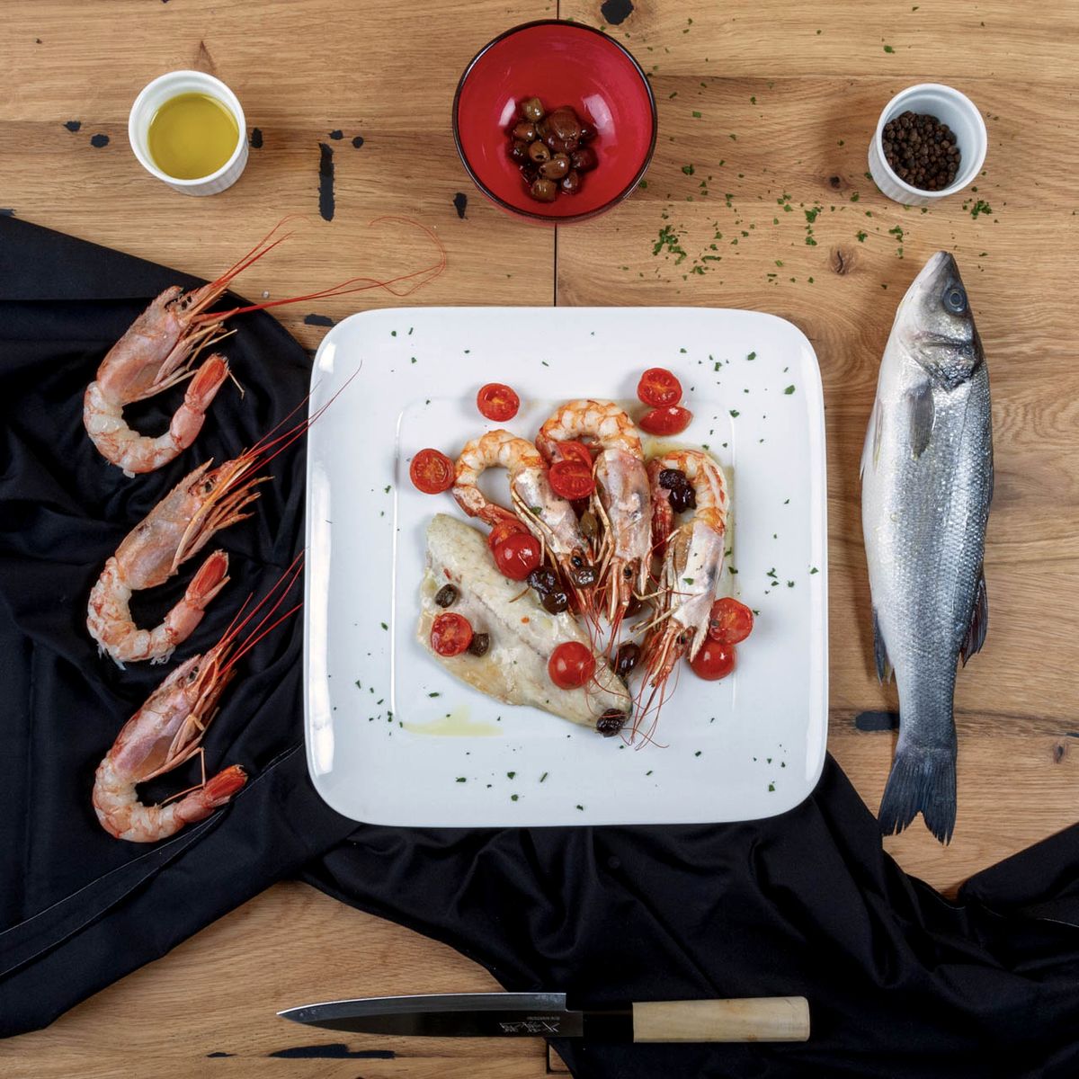 Filetto di branzino con gamberi e pomodorini