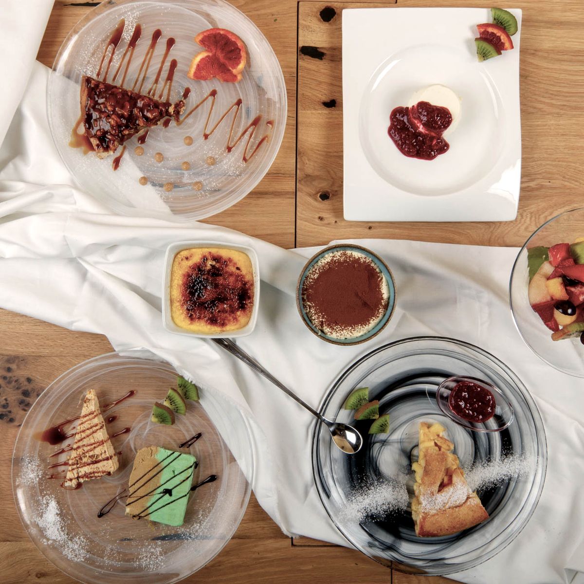 Dolci della casa: fette di torta, panna cotta e crème brûlée