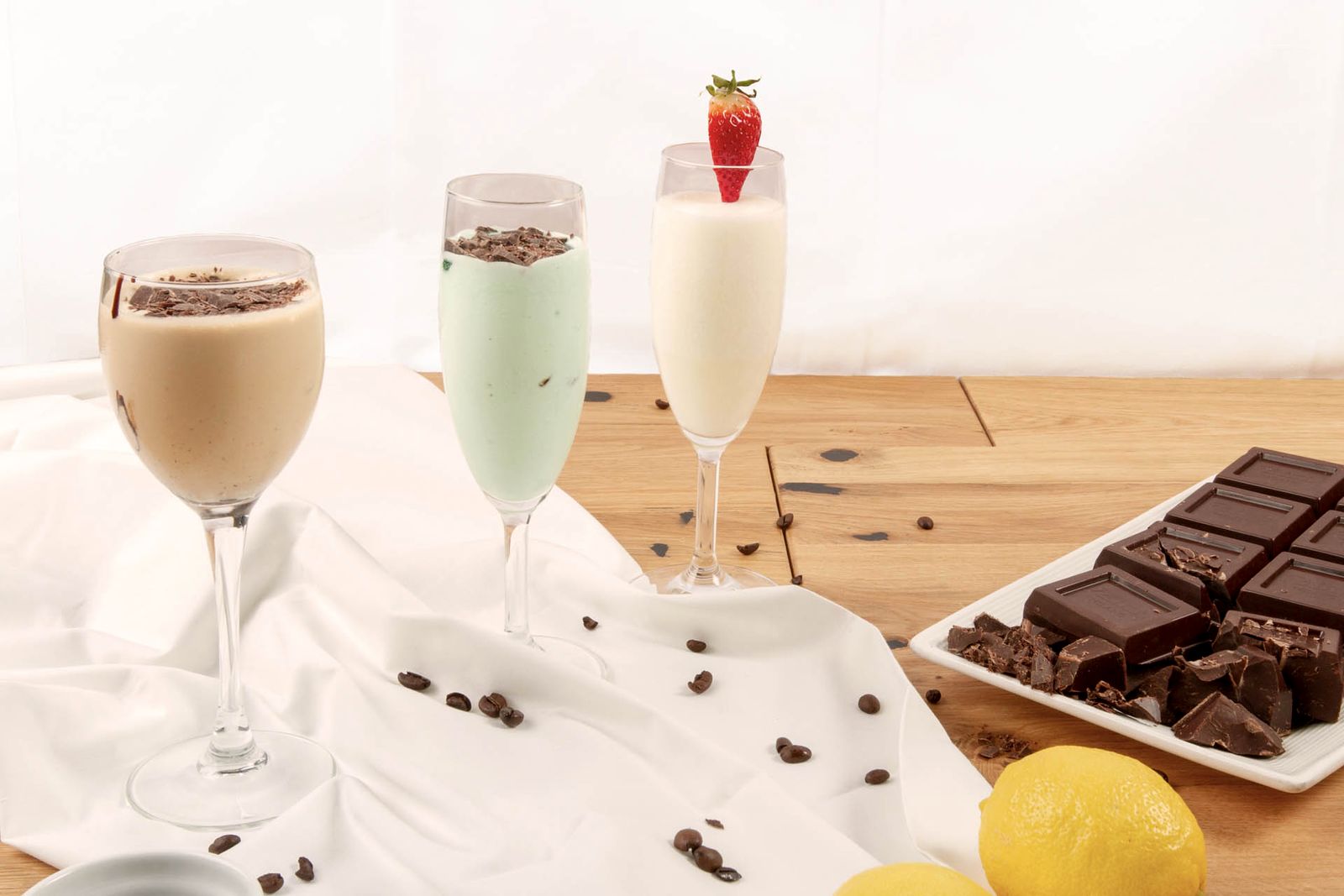 Tre coppe di sorbetto con cioccolato e limoni